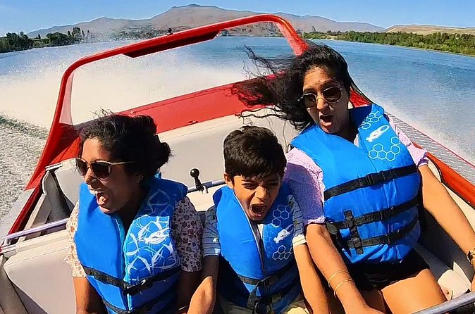 15 Mile Adventure Boat Ride in Wenatchee, Washington - What the guide adds to the experience