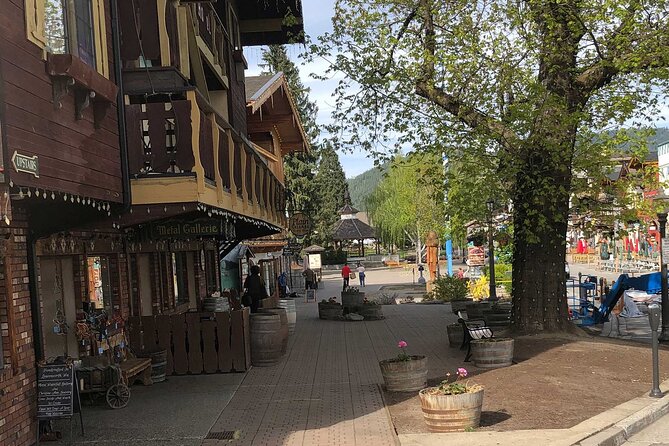 Beaches, Bites and Bavaria in Leavenworth: A Self-Guided Audio Tour - Nutcrackers, sausages, books, and ice cream