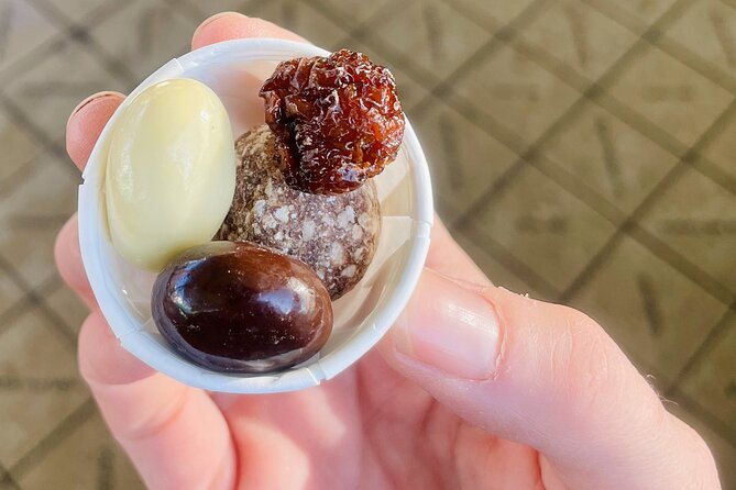 Festive Flavors of Pike Place Market Holiday Food Tour - Why the small group matters