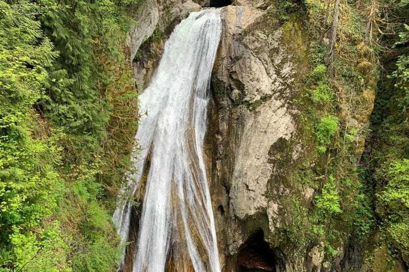 From Seattle: Pacific Northwest Waterfalls & Hiking Tour - Guides, group size, and the feel of the day