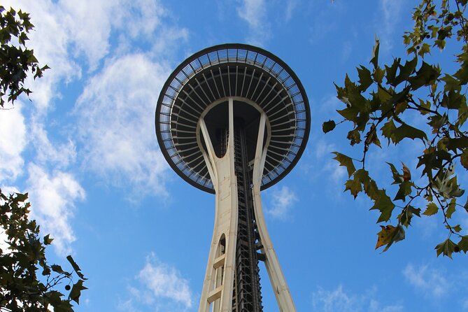 Pike Place Market, Space Needle Iconic 1-Day City Tour in Seattle - Guides, commentary, and language balance