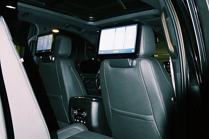 Seattle Arrival Chauffeur Driven Transport by Executive SUV - Curbside pickup at Seattle-Tacoma International Airport