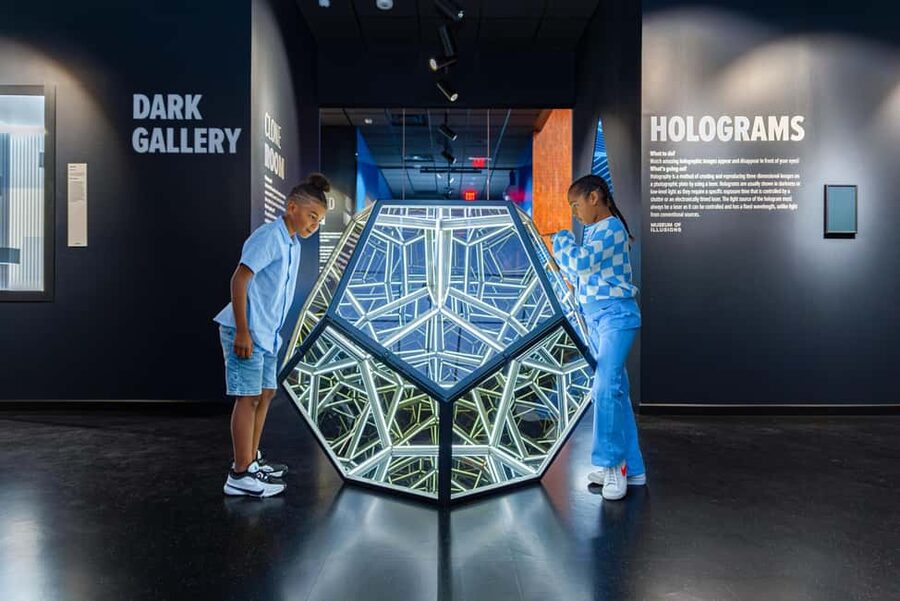 Seattle: Museum of Illusions Entry Ticket - Holograms and the science of perception