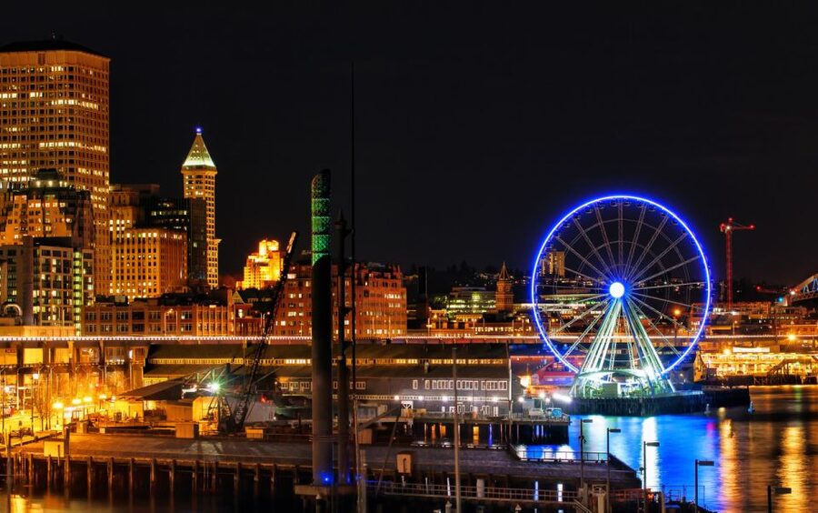 Seattle: Scenic Night Tour with Space Needle & Skywheel - Going up the Space Needle